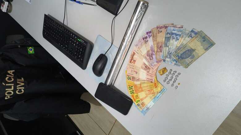 Drogas e dinheiro apreendido na a&ccedil;&atilde;o