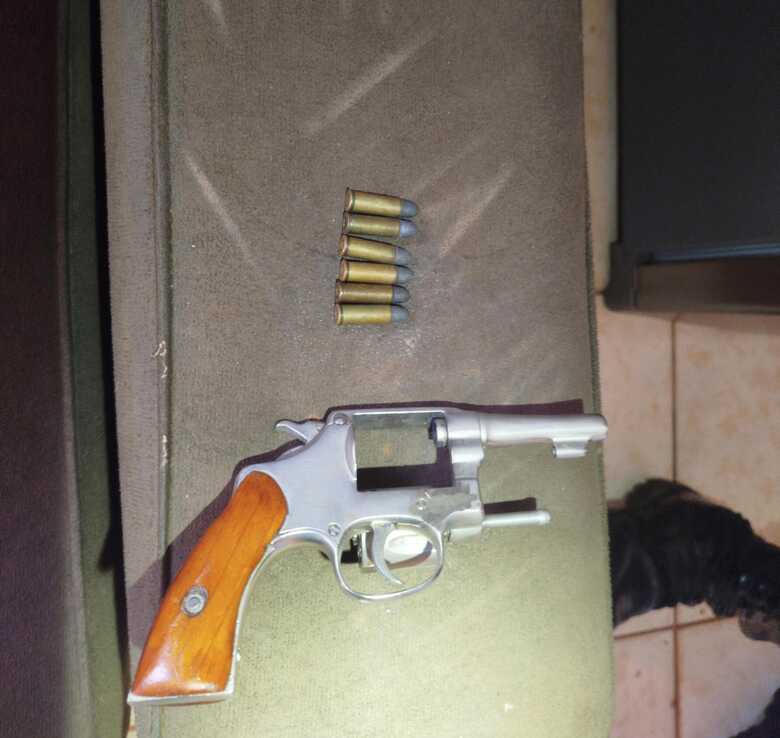 Arma utilizada pelo suspeito no confronto