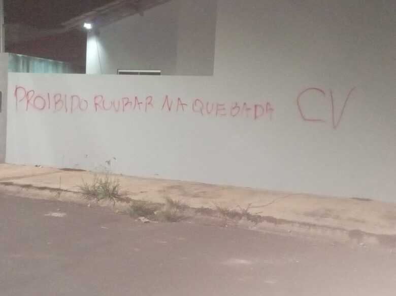 Uma das mensagens pichadas em uma resid&ecirc;ncia da cidade