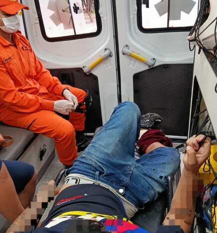 V&iacute;tima foi levada para atendimento m&eacute;dico no hospital