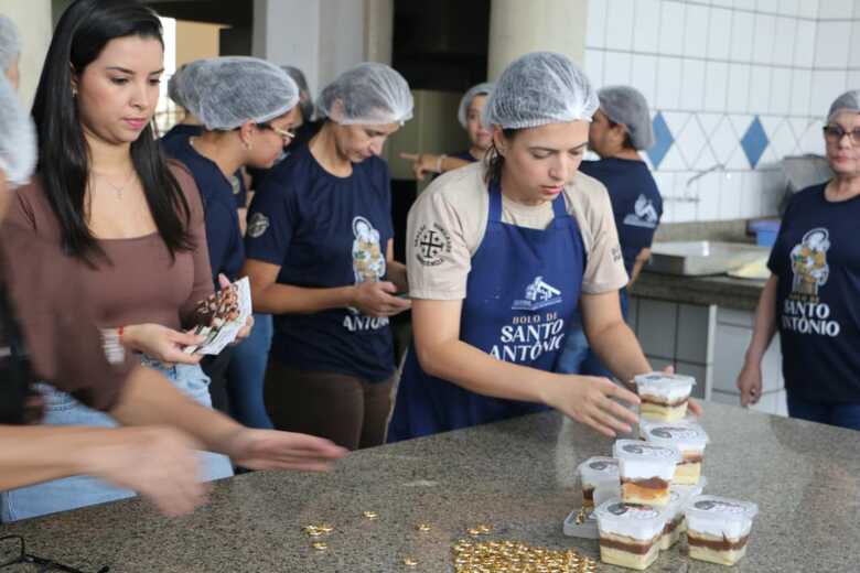 Os convites para o bolo j&aacute; come&ccedil;aram a ser vendidos na secretaria paroquial 