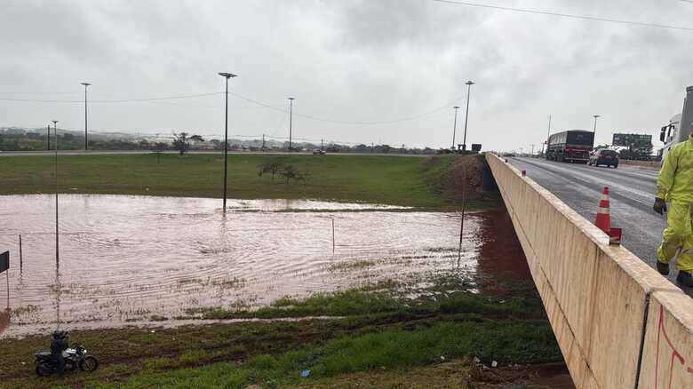 Abaixo do viaduto, a avenida Jo&atilde;o Arinos - Foto: WhatsApp / JD1