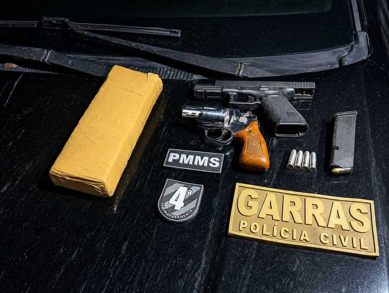Armas apreendidas, assim como o tablete de droga