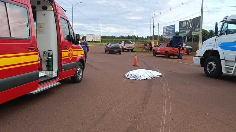 Motocicleta foi arrastada por carreta