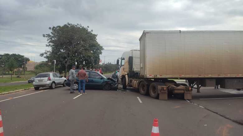 Acidente deixou a avenida com uma faixa em funcionamento