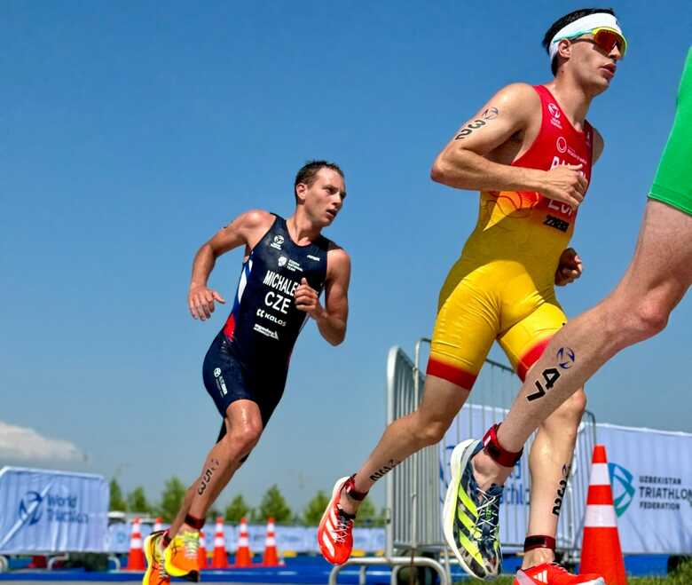 Atletas competindo na etapa de corrida de um triatlo da World Triathlon