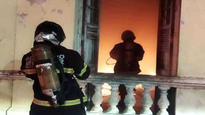 Bombeiros usaram 200 litros de &aacute;gua para conter as chamas