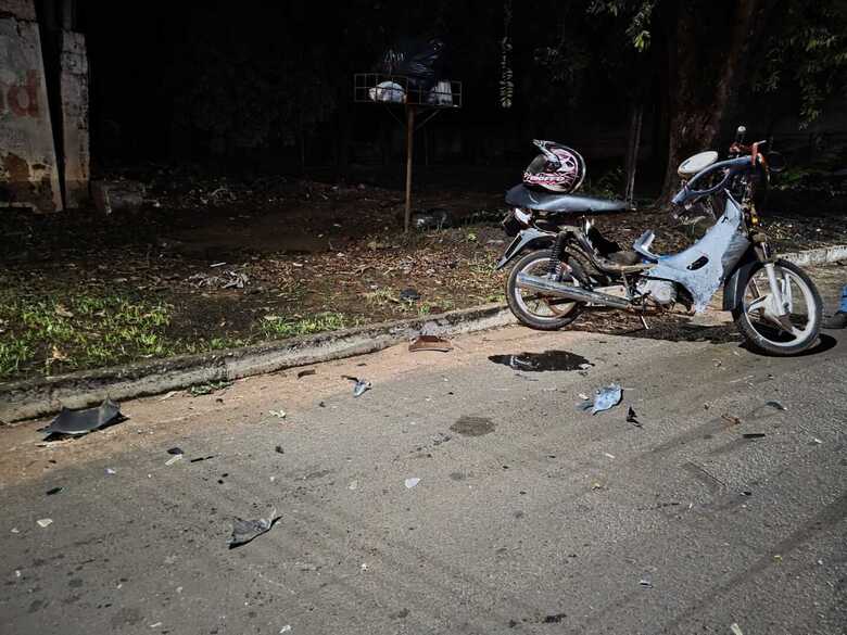 Motocicleta da v&iacute;tima e os cacos do acidente