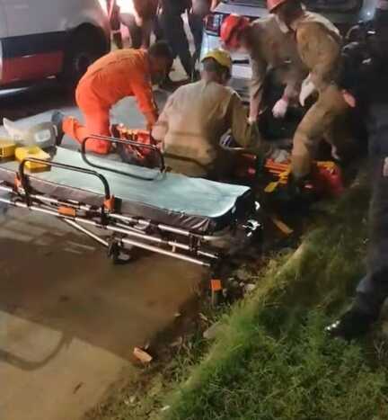 Momento que o Corpo de Bombeiros atendia uma das v&iacute;timas