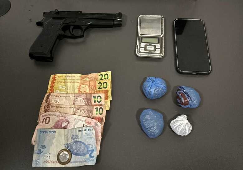 Drogas, arma e at&eacute; dinheiro foram apreendidos