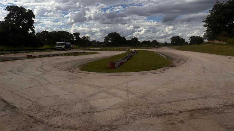 Recapeamento da pista do kart&oacute;dromo segue a todo vapor