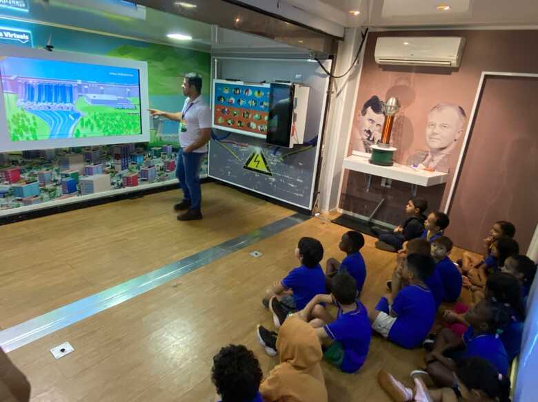 Durante as a&ccedil;&otilde;es, os moradores tamb&eacute;m recebem orienta&ccedil;&otilde;es sobre consumo consciente e uso seguro da energia