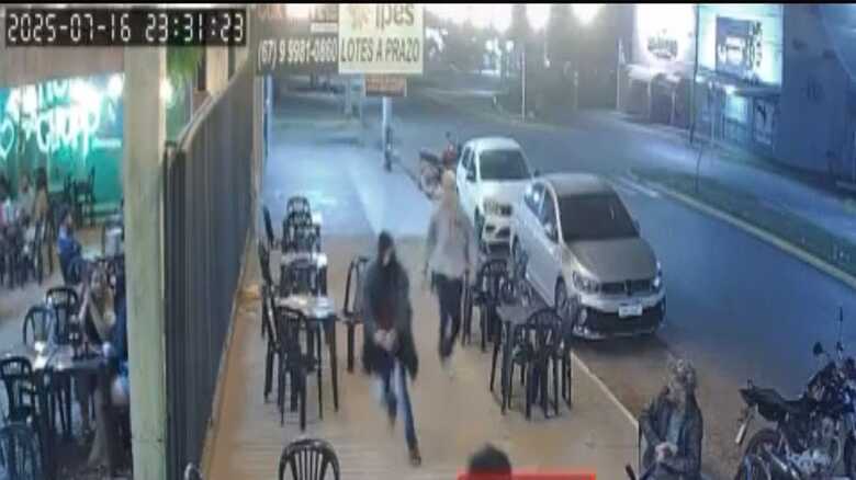 Momento flagrado por c&acirc;meras de seguran&ccedil;a