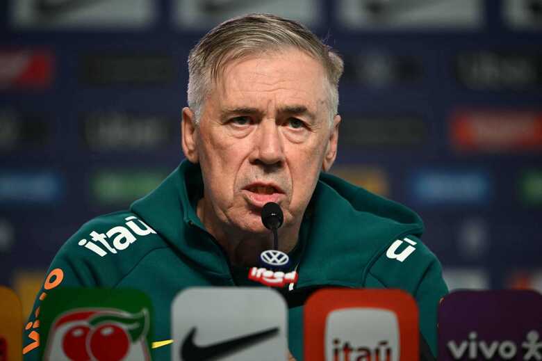 Carlo Ancelotti em entrevista no centro de treinamento da sele&ccedil;&atilde;o, na Granja Comary
