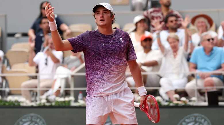 Fonseca, de 19 anos, chega embalado pela vit&oacute;ria de virada sobre Djokovic