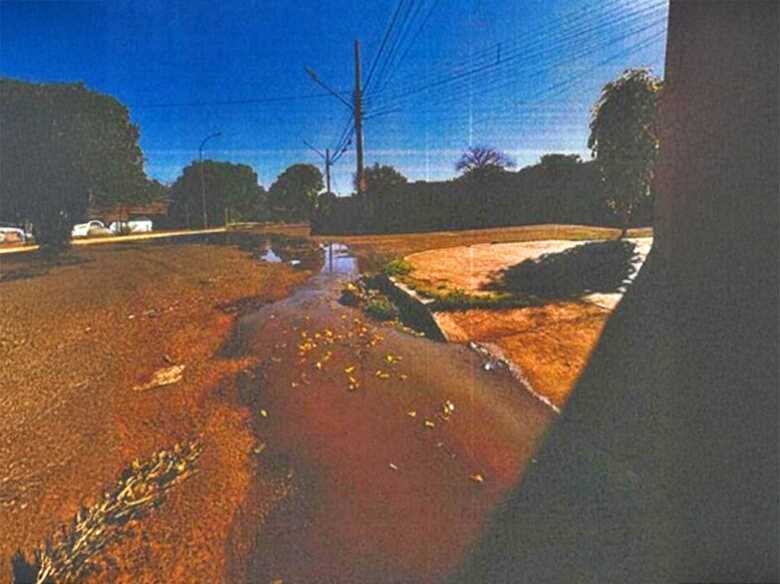 Esgoto a c&eacute;u aberto em bairro de Campo Grande
