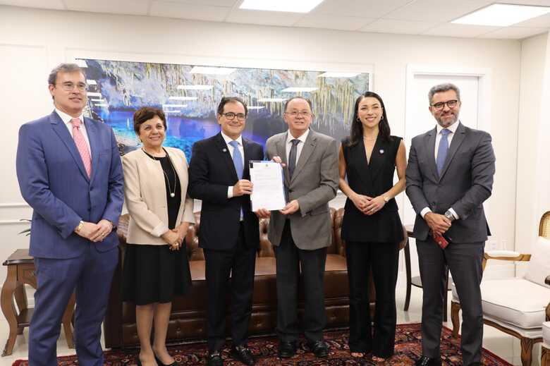 Nesta segunda-feira (1&ordm;), o presidente do TJMS, desembargador Dorival Renato Pavan, recebeu oficialmente a lista s&ecirc;xtupla encaminhada pela OAB/MS