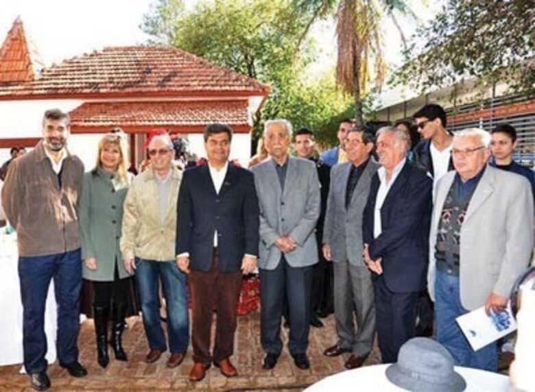 Foto histórica com atual prefeito, representantes e ex-prefeitos de Campo Grande