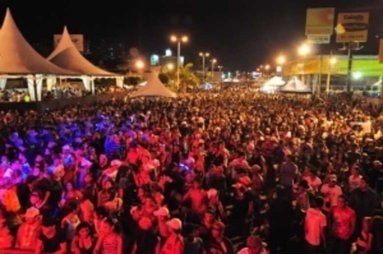 Foliões lotaram a Avenida Fernando Correa da Costa no último dia de Carnaval. (Foto: João Garrigó)
