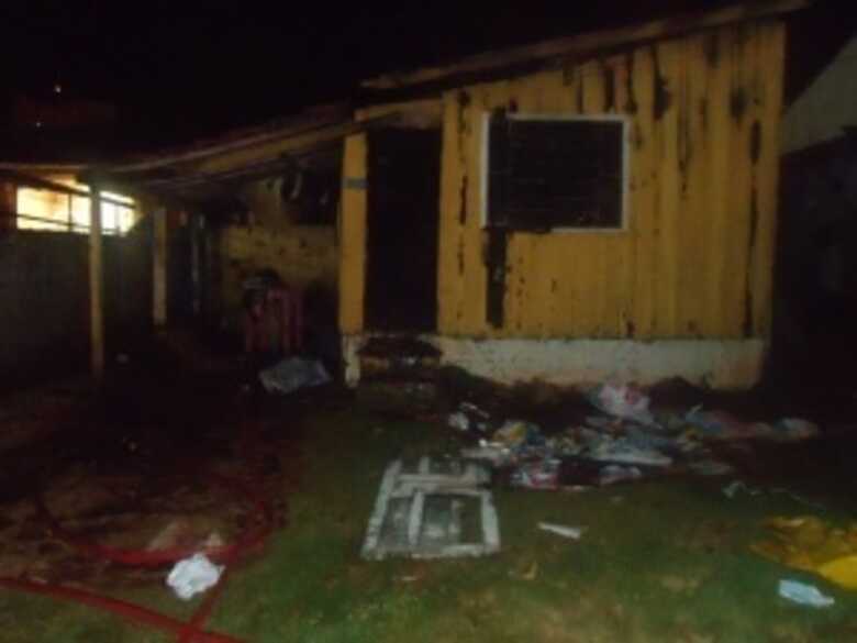 A casa ficou parcialmente destruída. As paredes de madeira ainda ficaram em pé, porém com a estrtutura condenada. (Foto: Ítalo Milhomem )