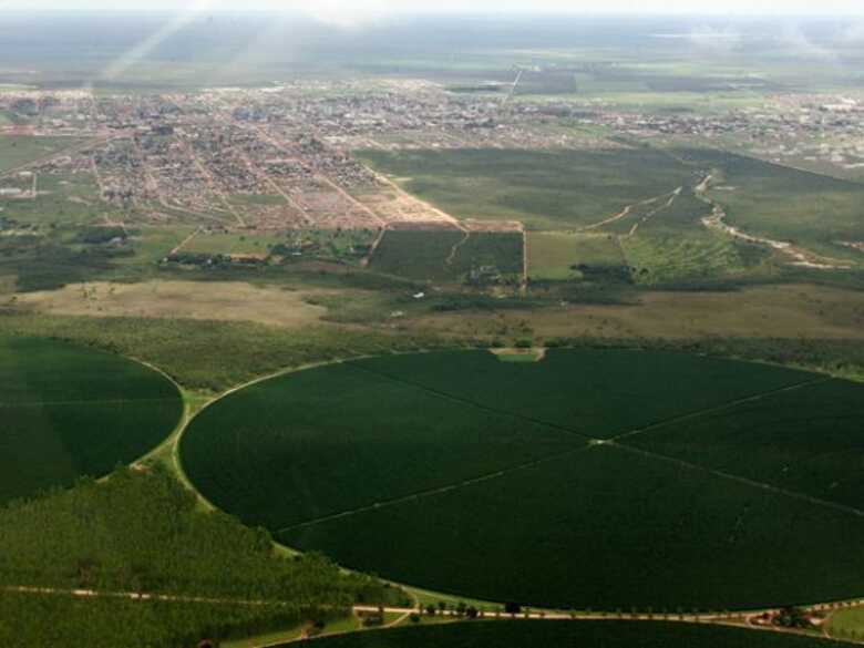 Imagem aérea mostra áreas plantadas na cidade de Luís Eduardo Magalhães (BA) (Foto: Hugo Harada/Gazeta do Povo)