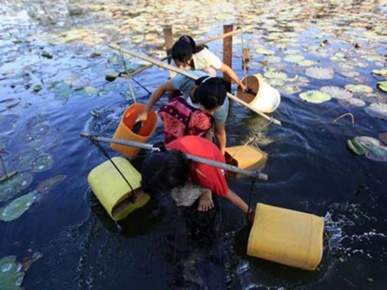 A água de lagos e rios é coletada por moradores de cidades pequenas em Mianmar (Foto: BBC)