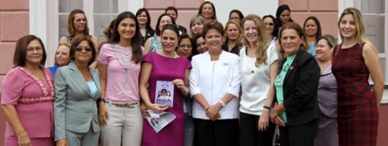 A presidente Dilma Rousseff durante lançamento do Programa de Fortalecimento da Rede de Prevenção, Diagnóstico e Tratamento do Câncer de Colo do Útero e de Mama, em Manaus, ao lado de parlamentares, a