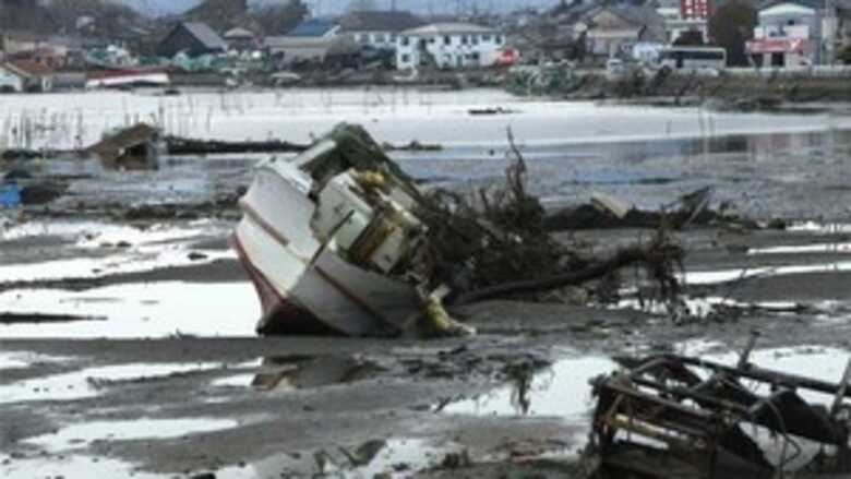 Barco chegou junto a casas arrastado pela onda de tsunami no Japão (Foto: Wally Santana/AP)