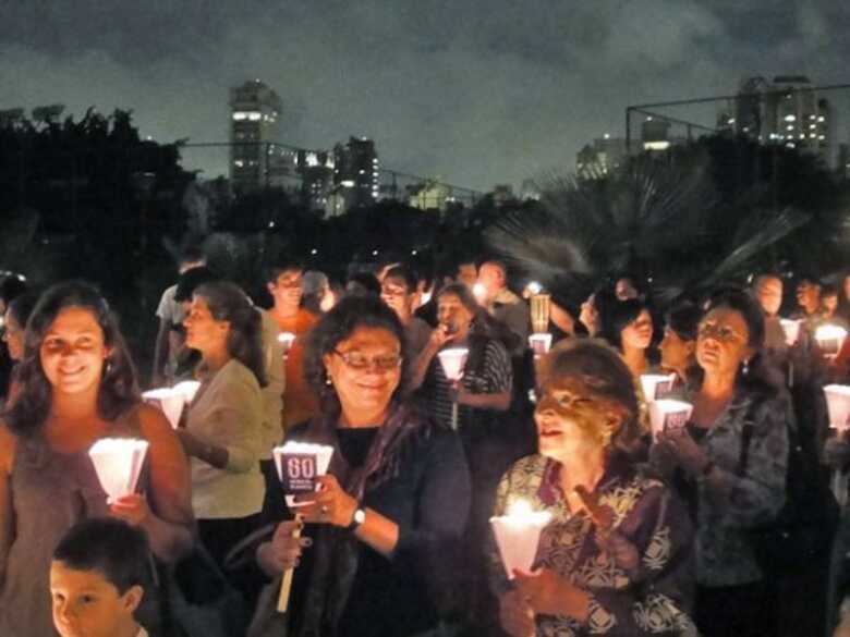 Pessoas participam da Hora do Planeta em São Paulo, em 2010. (Foto: WWF/ Divulgação)