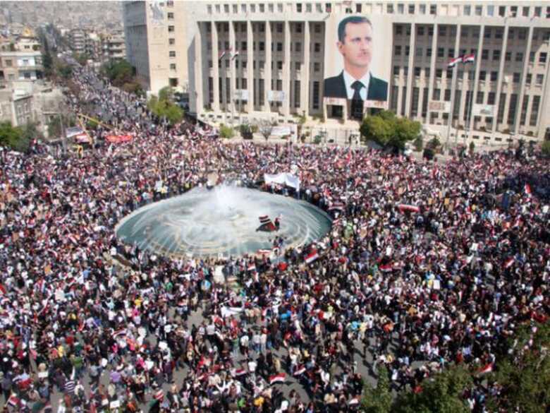 Manifestantes lotam praça em Damasco em apoio ao presidente sírio (Foto: AP)