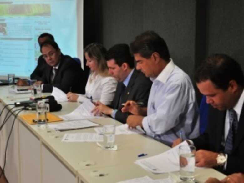 Prefeito confere TAC sobre liberação de shows na Expogrande. (Foto: João Garrigó)