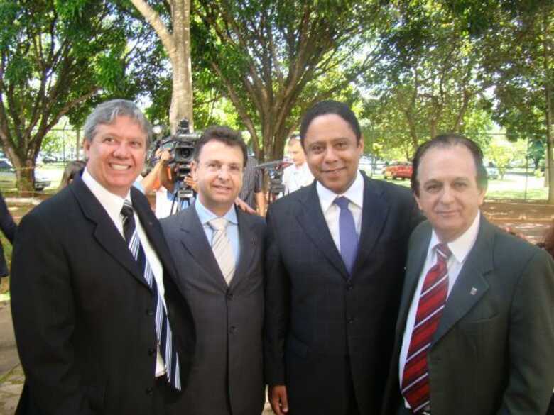 Os presidentes Tarciso Bassan (CREA-MT), Jary Castro (CREA-MS) e Francisco Machado (CREA-DF), com o ministro Orlando Silva
