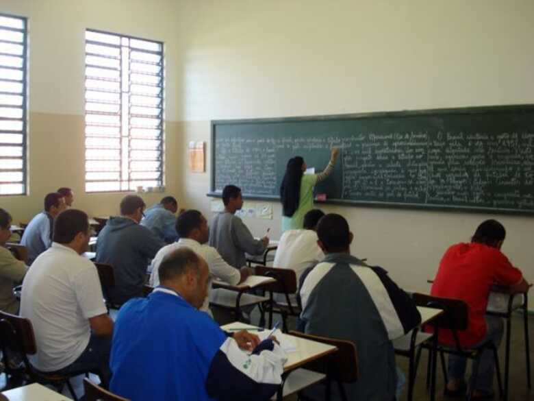 Detentos assistem as aulas na penitenciária Harry Amorim Costa em Dourados