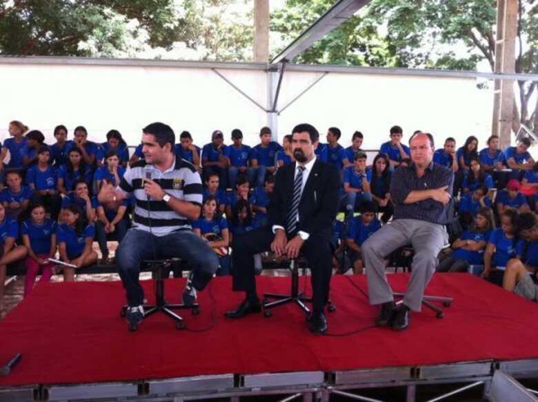 O vereador Herculano, promotor Sérgio Harfouche e deputado Júnior Mocchi conversam com jovens 