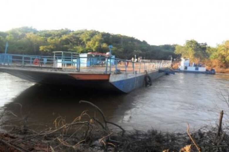 A balsa realiza o trajeto que antes os moradores percorriam em uma ponte de 75 metros