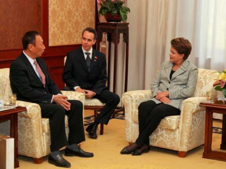  presidente Dilma Rousseff conversa com o presidente da Empresa Foxconn, Terry Gou, em Pequim (Foto: Roberto Stuckert Filho/PR)