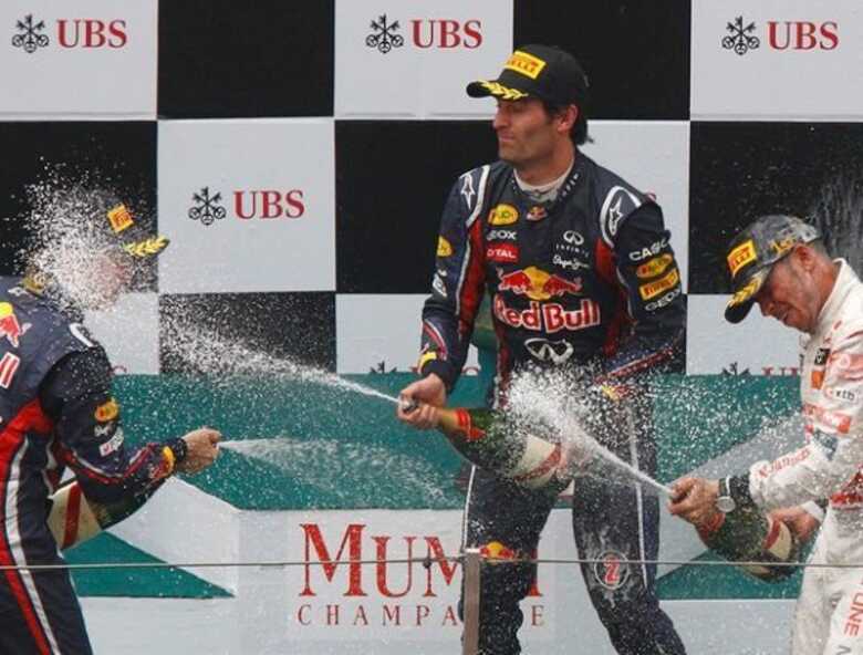 No pódio na China, Webber se junta a Hamilton e joga champanhe em Vettel 