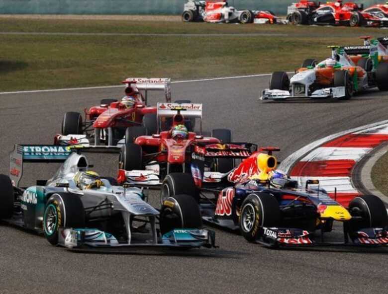 Sebastian Vettel se mantém à frente de Nico Rosberg na largada do GP da China