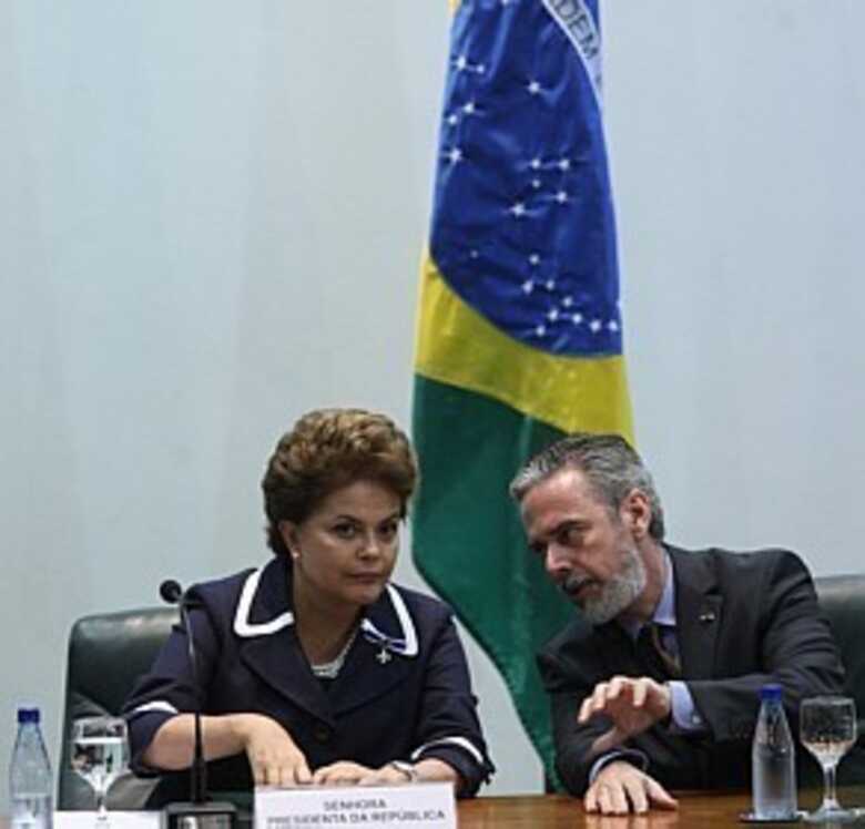 Dilma e o ministro de Relações Exteriores Antonio Patriota, em Brasília
