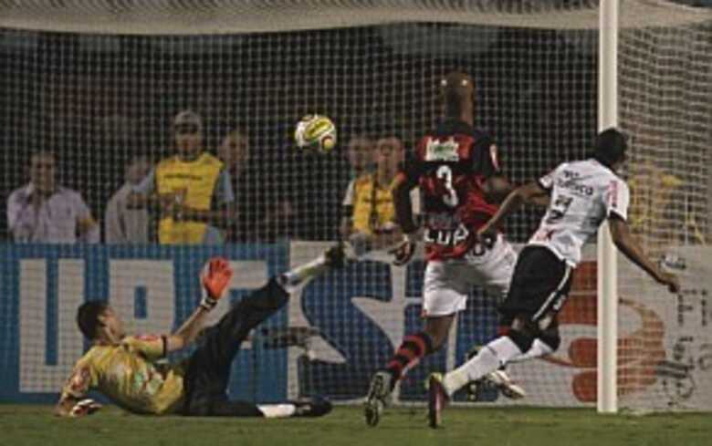 Liedson chuta para marcar seu 11º gol no Paulistão