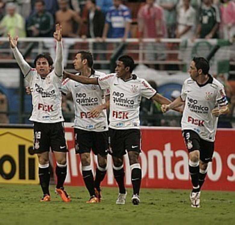 William comemora o gol de empate do Corinthians