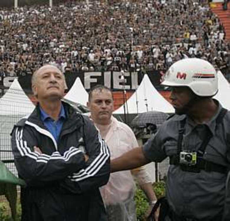 Felipão expulso do jogo vai para o banco dos réus