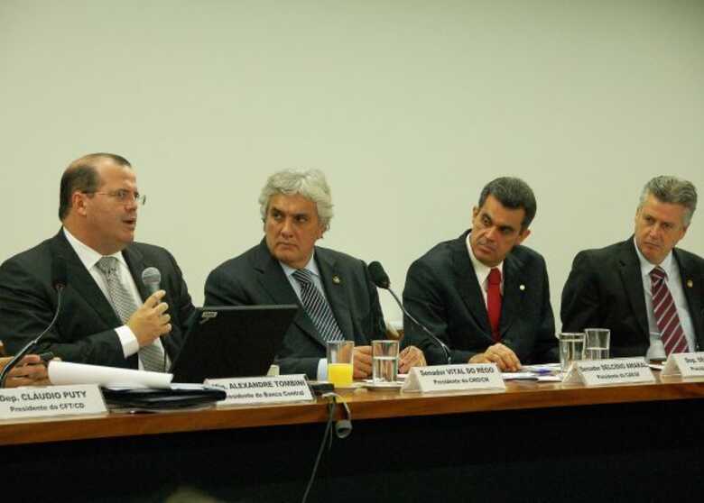 Presidente do Banco Central Alexandre Tombini, Delcídio do Amaral e deputados em audiência pública