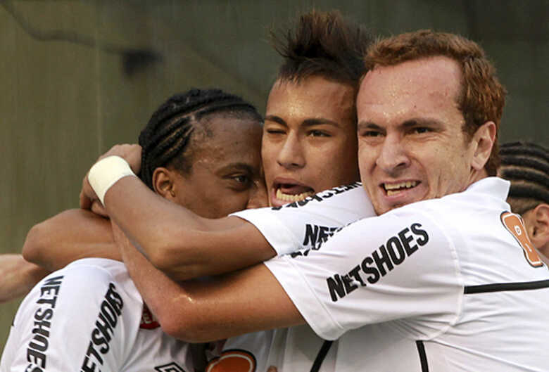 Arouca, Neymar e Zé Love comemorando o título