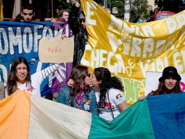 O "Beijaço contra a homofobia" reuniu cerca de 100 pessoas no centro de Porto Alegre (RS) nesta quarta-feira