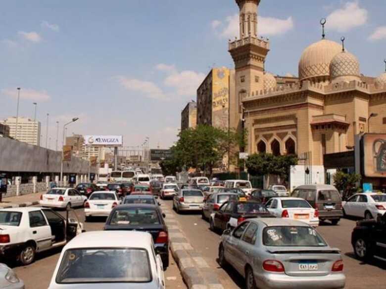 Egípcios usam as redes sociais e o telefone celular para evitar o trânsito