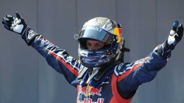 Sebastian Vettel comemora a suada vitória no GP da Espanha, sua quarta na temporada 2011 