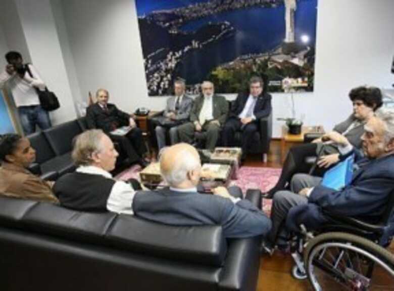 A ministra Izabella Teixeira (à dir.) recebe a visita de oito ex-ministros do Meio Ambiente, em Brasília