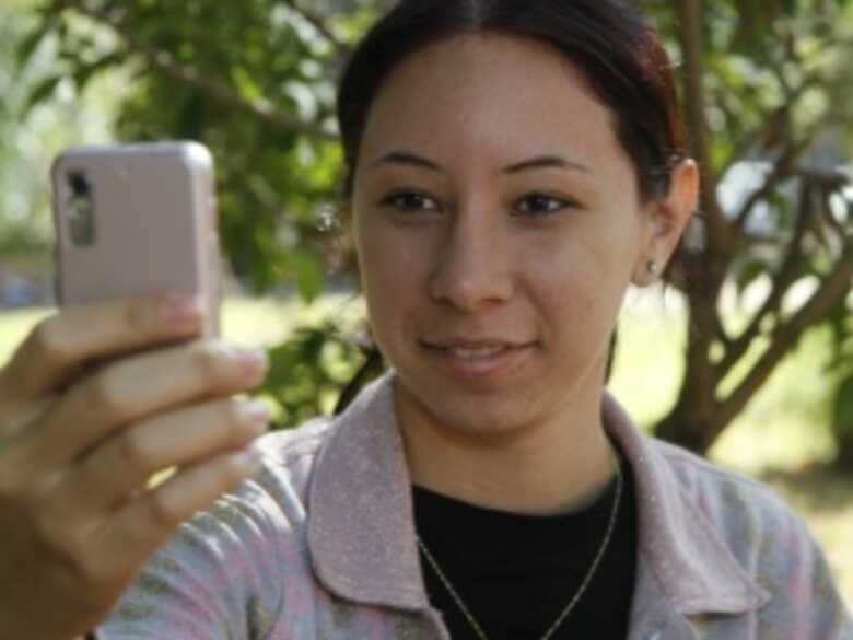 A estudante Camila: surpresa ao descobrir que pode acessar internet na Praça Ary Coelho.