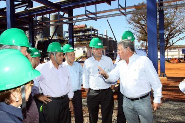 Técnico apresenta a André Puccinelli, Júnior Mochi e Sérgio Longen a nova usina